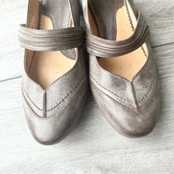 Comfortable by Blondo Retro Leather Mary Jane  Slingback Pumps - Picture 3 of 16